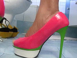 Solo shoes play with ebony slut in bathroom by Foot Girls