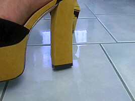 Solo shoes play with ebony slut in bathroom by Foot Girls
