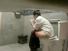 Spying her vape at the toilet