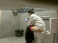 Spying her vape at the toilet