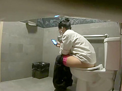 Spying her vape at the toilet