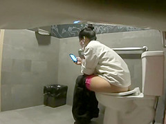 Spying her vape at the toilet