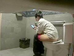 Spying her vape at the toilet