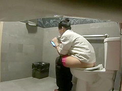 Spying her vape at the toilet
