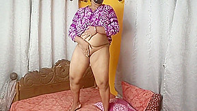 Sruti Bhabhi Removed The Water Of Chut In Her Bedroom
