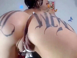 Tatto girl playing with her ass and twerk