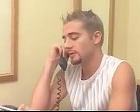 Une sexy putain sur un site web baise et pipe 3