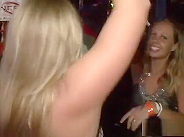 Wild amateur sluts dancing dirty at the ht club