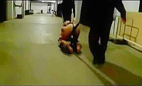 chica con un gancho en su culo, tratada como esclava 