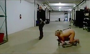 chica con un gancho en su culo, tratada como esclava 