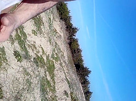 exhibe dans les dunes