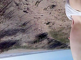 exhibe dans les dunes