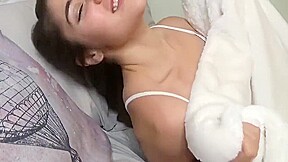 girlfriend joi in bed cums for you after playing with pussy