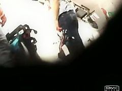 las espian en los vestidores