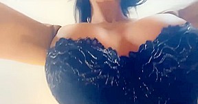 nathalie se touche en solo devant sa cam