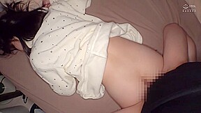 素人の美人おさんの寝込みに挿入激しくピストン