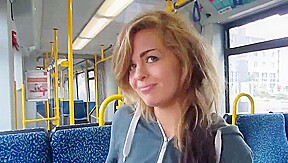 teensau hat orgasmus in strassenbahn