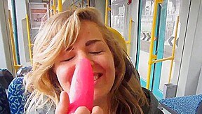 teensau hat orgasmus in strassenbahn