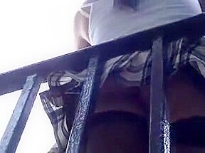 turkish Upskirts durakta etek alti