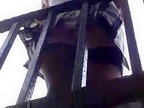 turkish Upskirts durakta etek alti