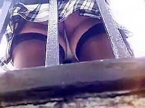 turkish Upskirts durakta etek alti