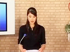 スポーツニュースを読む女子アナにフェラをさせ次々にブッカケています。